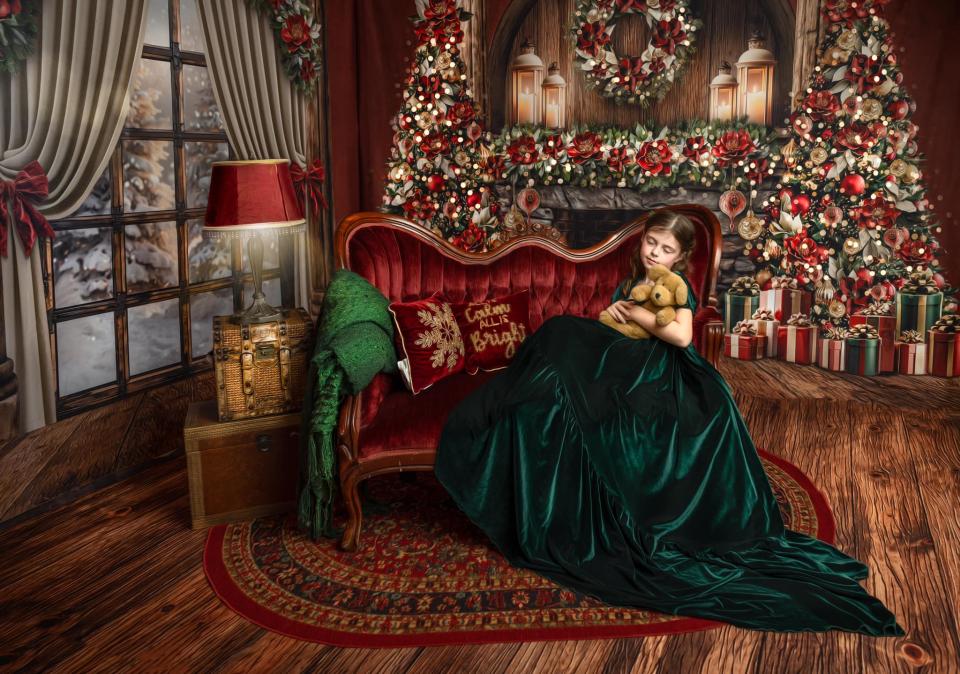 Christmas Arch Window Red Wall (VR)