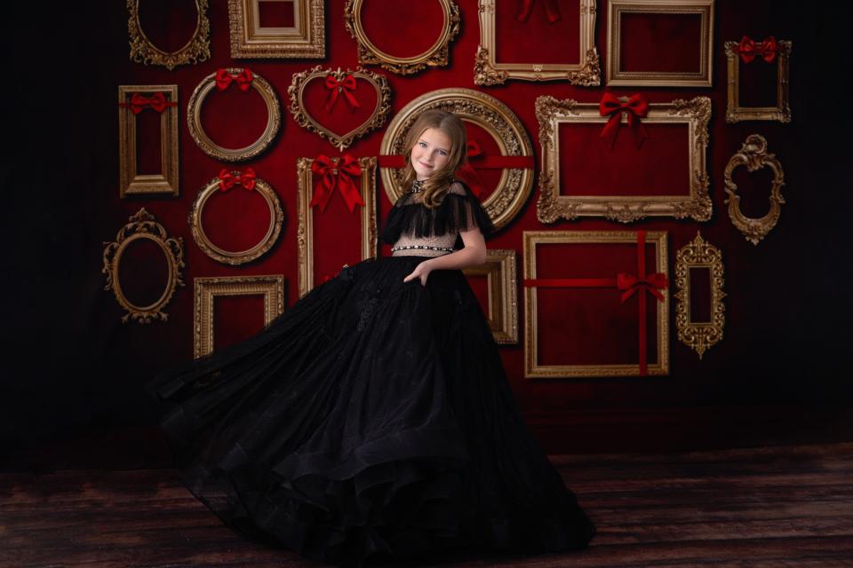 The Gilded Gallery Velvet Rouge (WM)