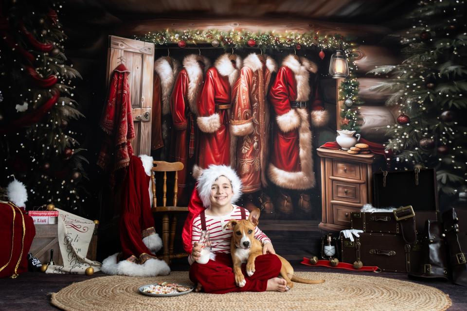 Santa's Rustic Cabin Closet (MD)