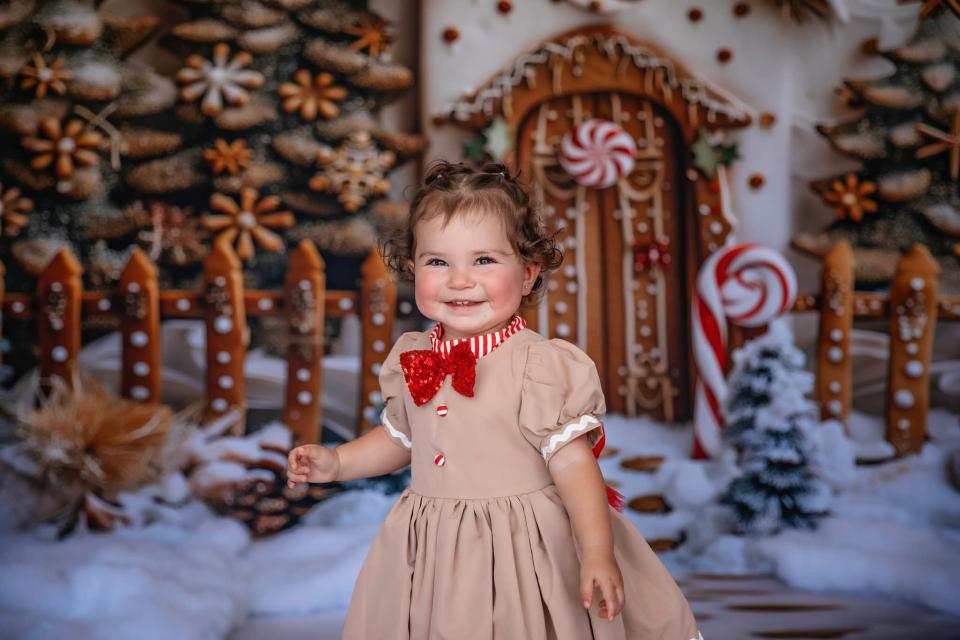 Snowy Gingerbread House (MD)