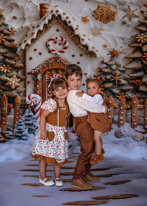 Snowy Gingerbread House (MD)