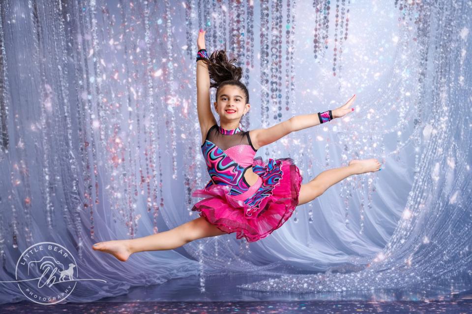 Sparkled Up Showgirl Sweeps (CC)