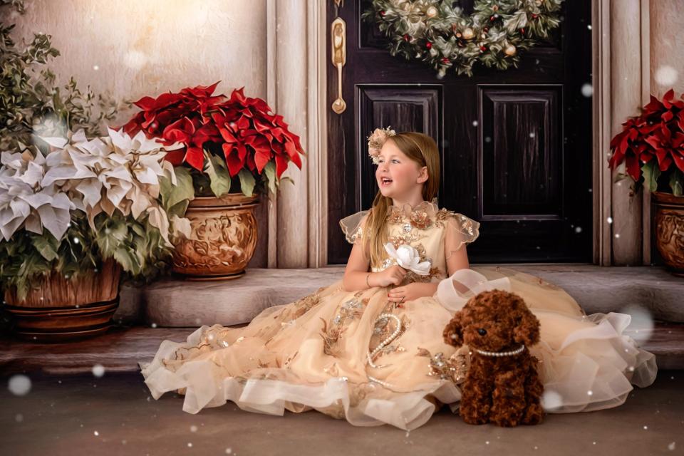 Gold and Black Christmas Porch (VR)