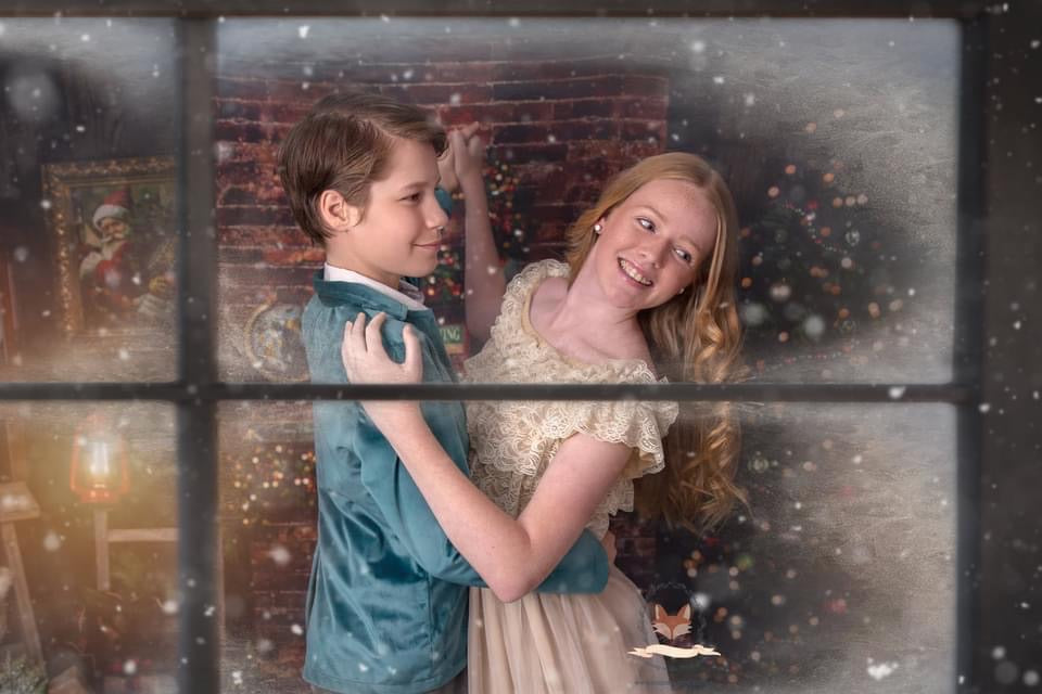 Claus Corner Cozy Living (1 Tree Extra Lights)