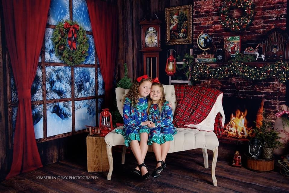 Claus Corner Window and Cozy Living (1 Tree Extra Lights) Room